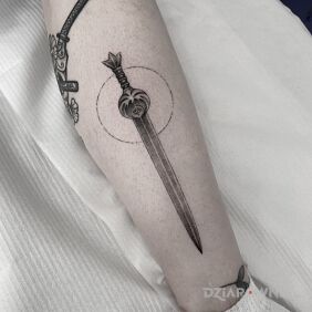 Tatuaż The Elder Scrolls / Skyrim / Nightingale / Miecz / Broń na nodze motyw: czarno-szare styl: graficzne / ilustracyjne