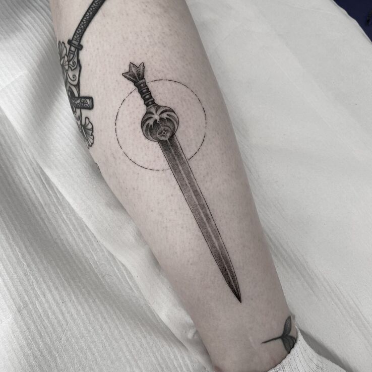 Tatuaż the elder scrolls  skyrim  nightingale  miecz  broń w motywie czarno-szare i stylu realistyczne na nodze