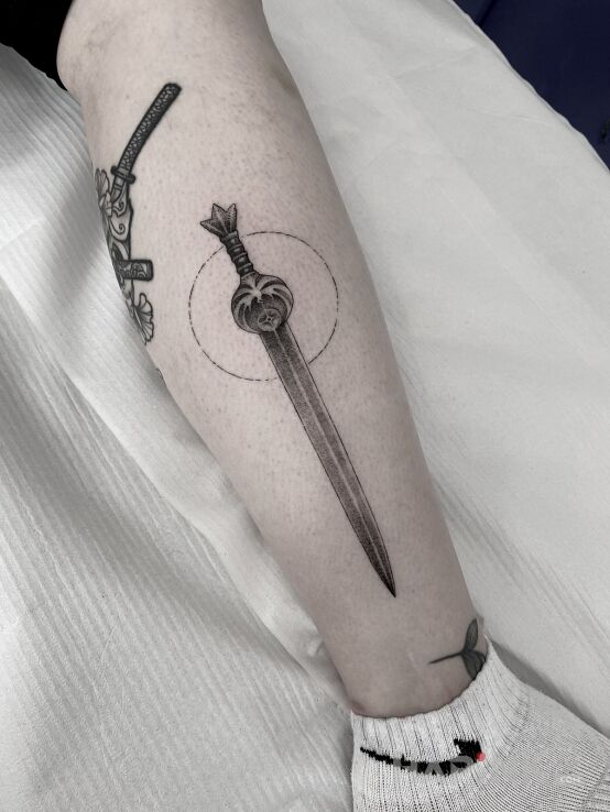 Tattoo The Elder Scrolls / Skyrim / Nightingale / Miecz / Broń in objects motif and graphic / illustrative style on the calf