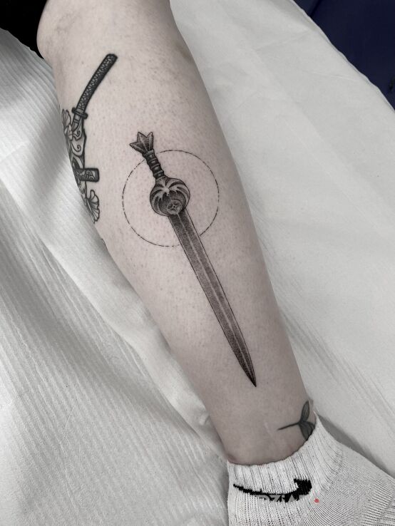 Tatuaż the elder scrolls  skyrim  nightingale  miecz  broń w motywie czarno-szare i stylu realistyczne na nodze