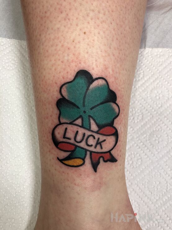 Tattoo Koniczyna / Szczęście in colorful motif and oldschool style near the ankle