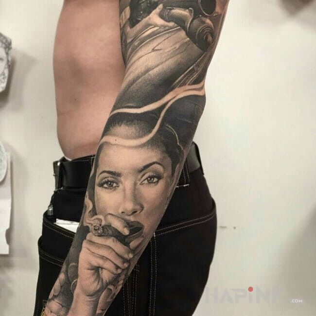 Tattoo Dziewczyna z cygarm in characters motif and realistic style on the upper arm