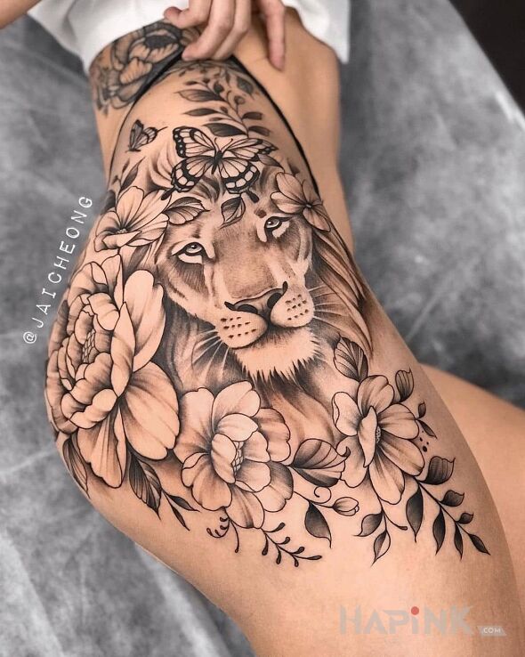 Tattoo Lew z motylem na czole in flowers motif and realistic style on the hip