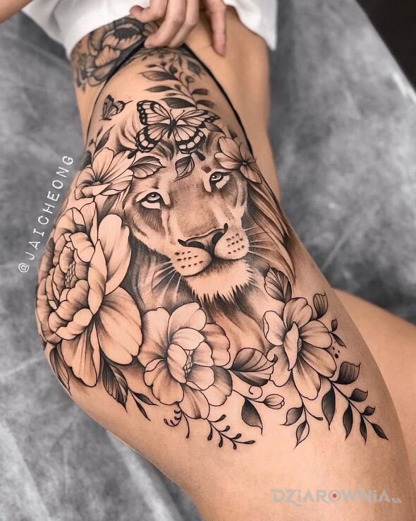 Tatuaż lew z motylem na czole w motywie kwiaty i stylu realistyczne na biodrze