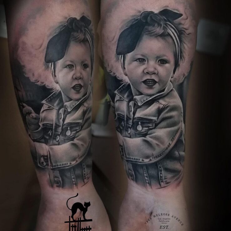 Tatuaż portret córeczka w motywie postacie i stylu realistyczne na przedramieniu