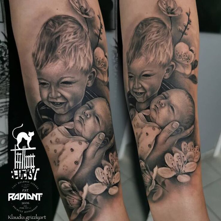 Tatuaż portret rodzeństwo w motywie czarno-szare i stylu realistyczne na ręce