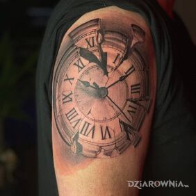 Tatuaż The clock na ramieniu motyw: czarno-szare styl: realistyczne