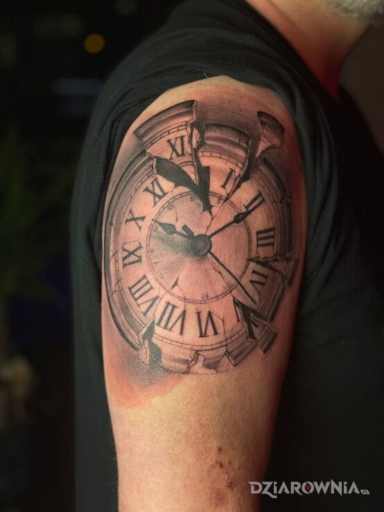 Tatuaż the clock w motywie mroczne i stylu realistyczne na ramieniu