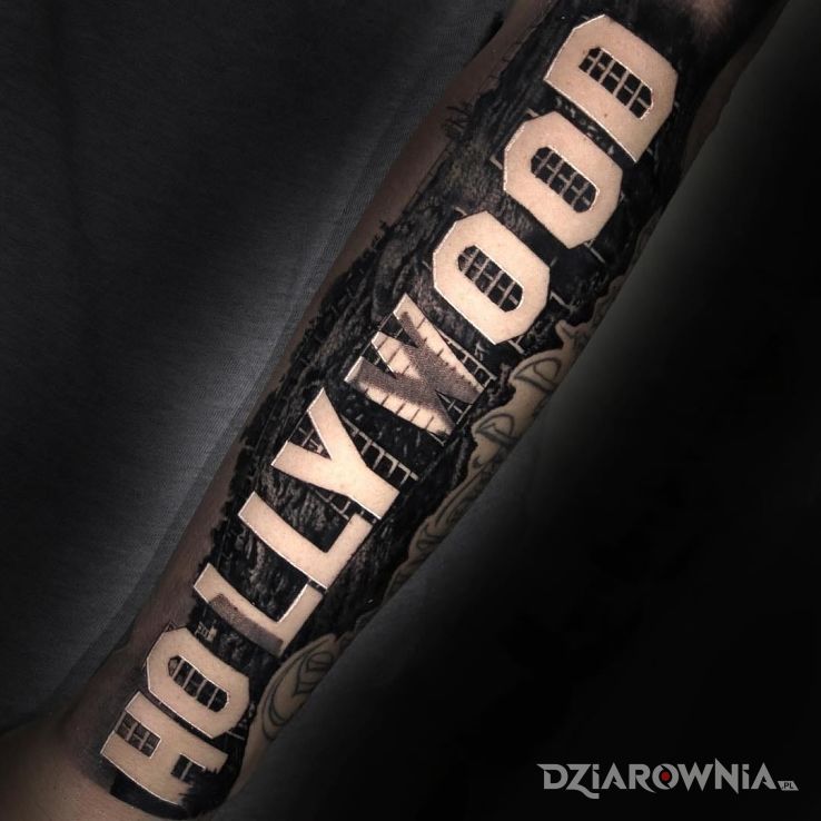 Tatuaż hollywood w motywie napisy na przedramieniu