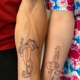 Tatuaż Tom & Jerry na ręce motyw: postacie styl: kontury / linework