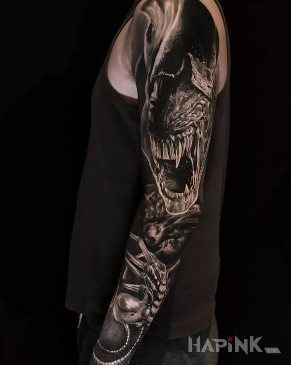 Tattoo Obcy atakuje in dark motif and realistic style on the upper arm