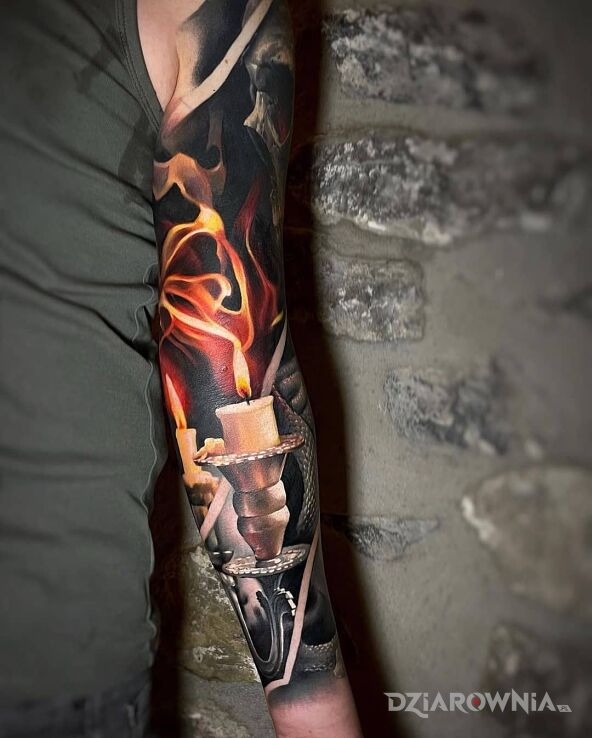 Tatuaż płonie świeca w motywie kolorowe i stylu realistyczne na bicepsie