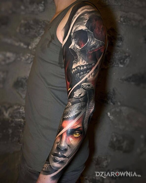Tatuaż meduza i jej ofiara w motywie czaszki i stylu realistyczne na ręce