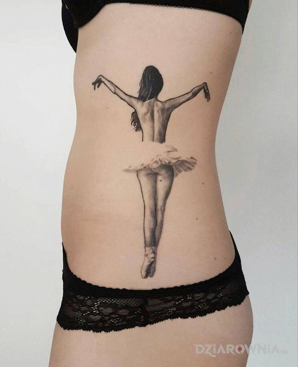 Tatuaż balerina w motywie postacie i stylu realistyczne na żebrach