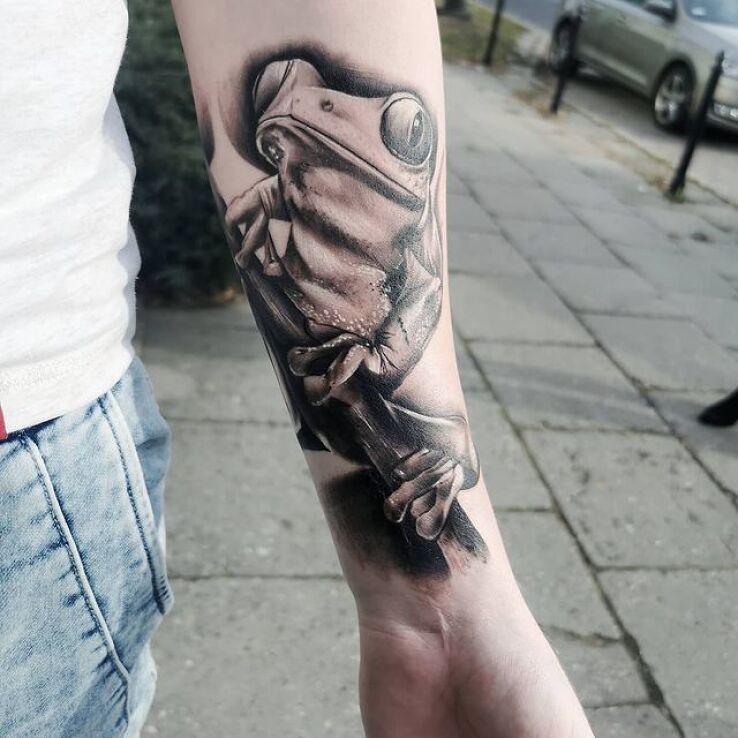 Tatuaż żaba w motywie zwierzęta i stylu minimalistyczne na ręce