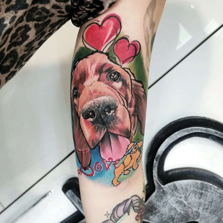 Tatuaż psiak w motywie kolorowe i stylu neotradycyjne na ręce