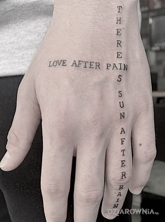 Tatuaż love afer pain w motywie napisy na dłoni
