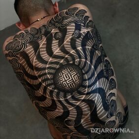 Tatuaż Czarna spirala na plecach motyw: czarno-szare styl: blackwork / blackout