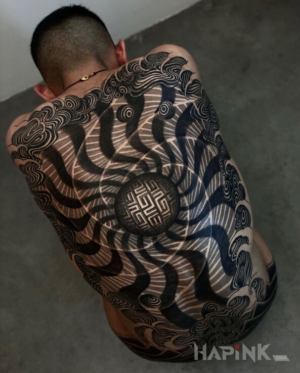 Tattoo Czarna spirala in black and gray motif and blackwork / blackout style on the shoulder blades