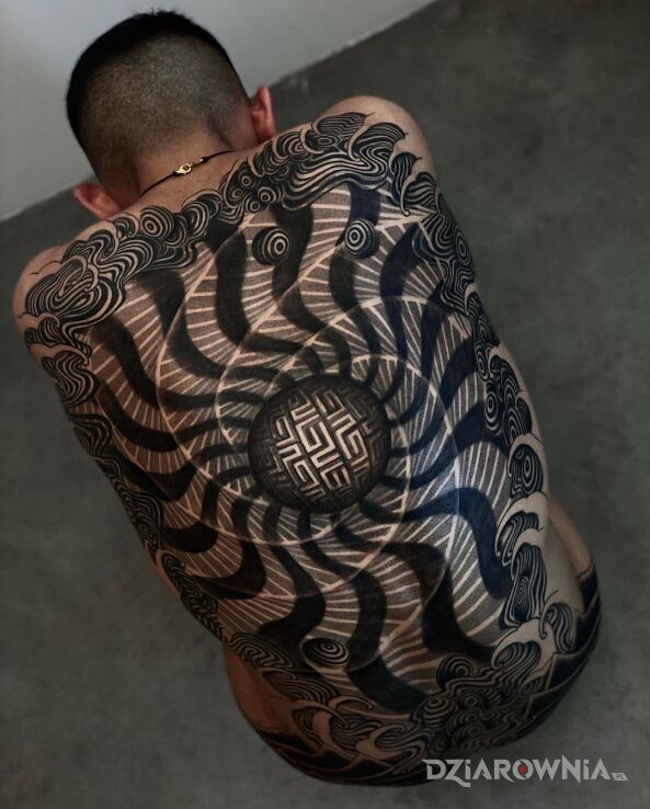 Tatuaż czarna spirala w motywie czarno-szare i stylu blackwork / blackout na plecach