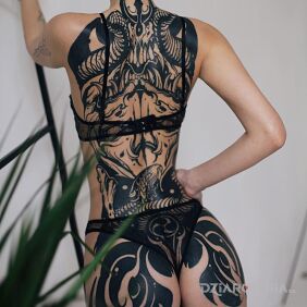 Tatuaż Czarnego tuszu tu nie zabrakło 😁 na łopatkach motyw: zwierzęta styl: blackwork / blackout