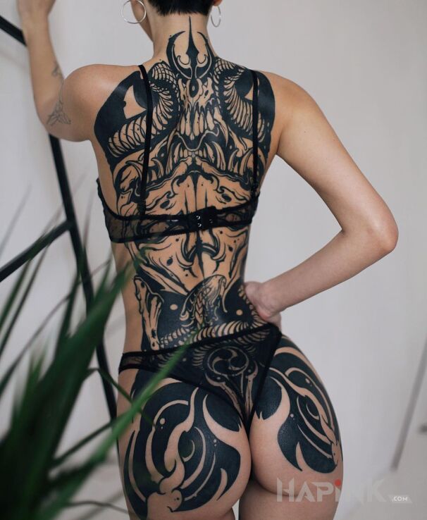 Tattoo Czarnego tuszu tu nie zabrakło 😁 in sexy motif and graphic / illustrative style on the shoulder blades
