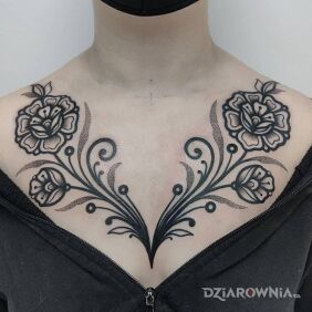 Tatuaż Cztery kwiaty na obojczyku motyw: kwiaty styl: dotwork