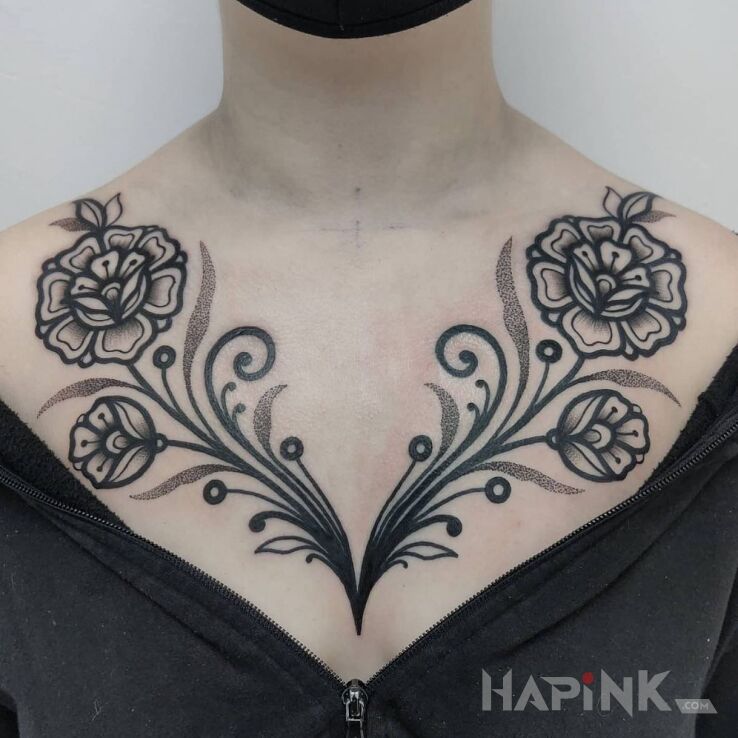 Tattoo Cztery kwiaty in flowers motif and graphic / illustrative style on the collarbone