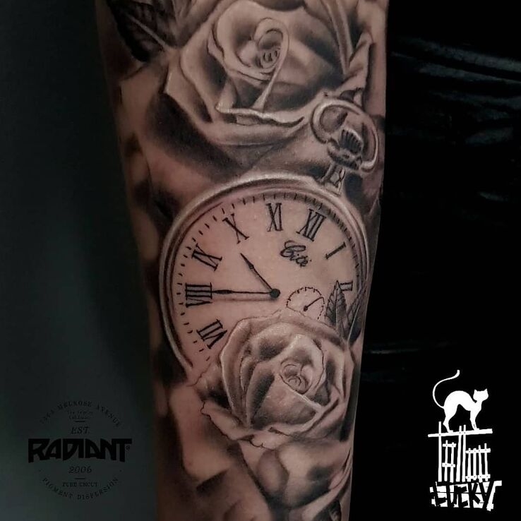Tatuaż zegar i róże w motywie czarno-szare i stylu realistyczne na przedramieniu