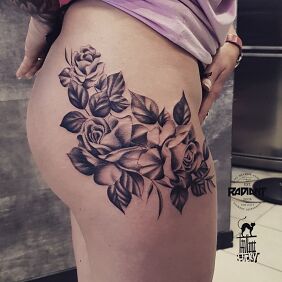 Tatuaż Biodro róże na biodrze motyw: czarno-szare styl: realistyczne
