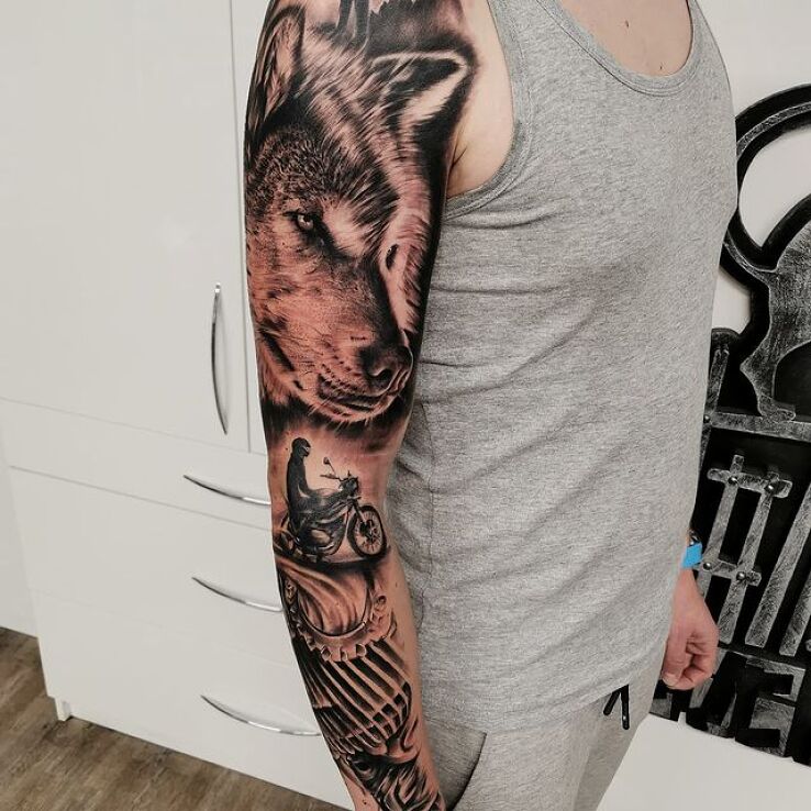 Tatuaż wilk w motywie czarno-szare i stylu blackwork / blackout na przedramieniu