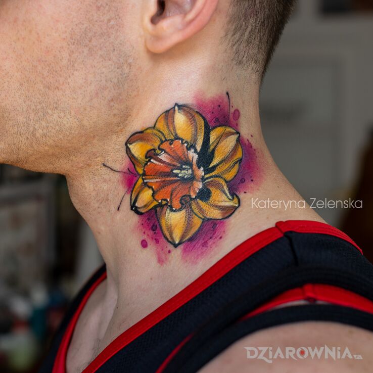 Tatuaż kwiat  akwarela w motywie kwiaty i stylu watercolor na szyi