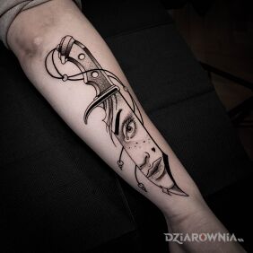 Tatuaż Nóż / Kobieta / Twarz na przedramieniu motyw: czarno-szare styl: graficzne / ilustracyjne