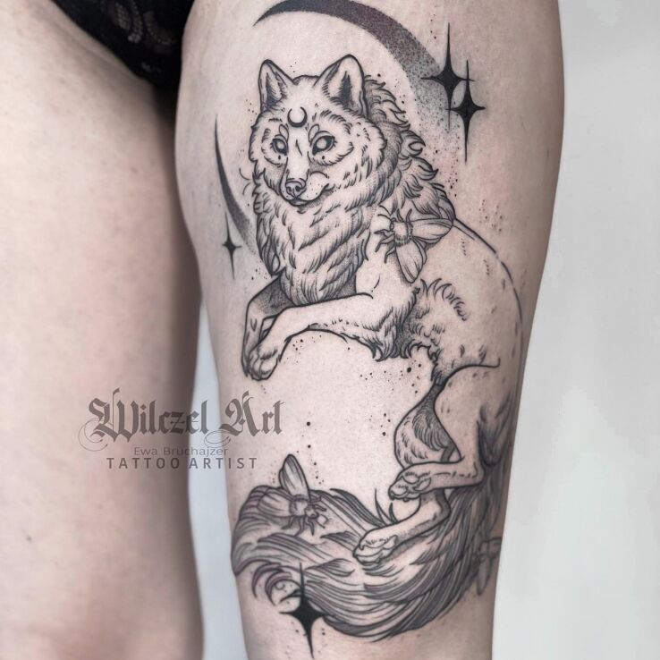 Tatuaż wilk  księżyc w motywie przedmioty i stylu kontury / linework na udzie