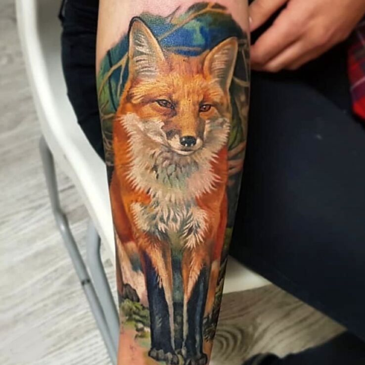 Tatuaż lis w motywie kolorowe i stylu realistyczne na przedramieniu