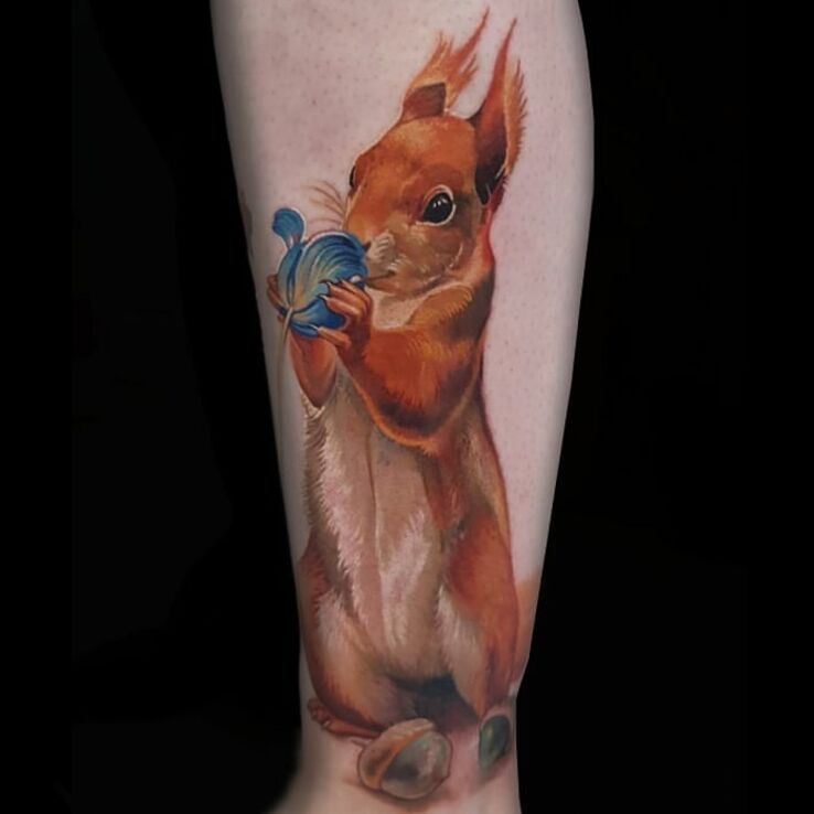 Tatuaż wiewiórka w motywie kolorowe i stylu realistyczne na nodze