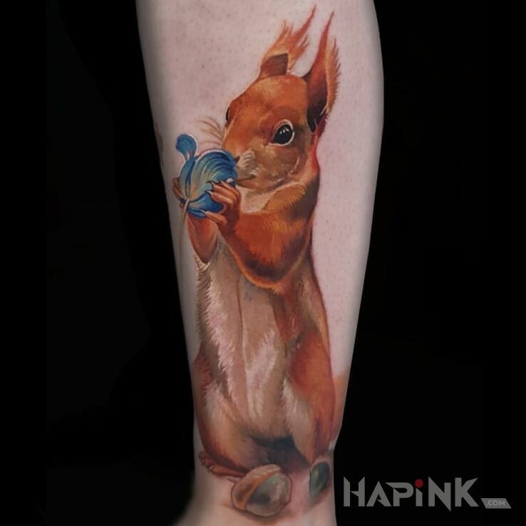 Tattoo Wiewiórka in animals motif and realistic style on the leg