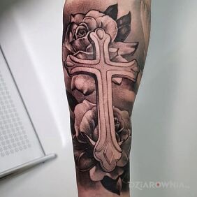 Tatuaż Krzyż / Róże na ręce motyw: czarno-szare styl: realistyczne