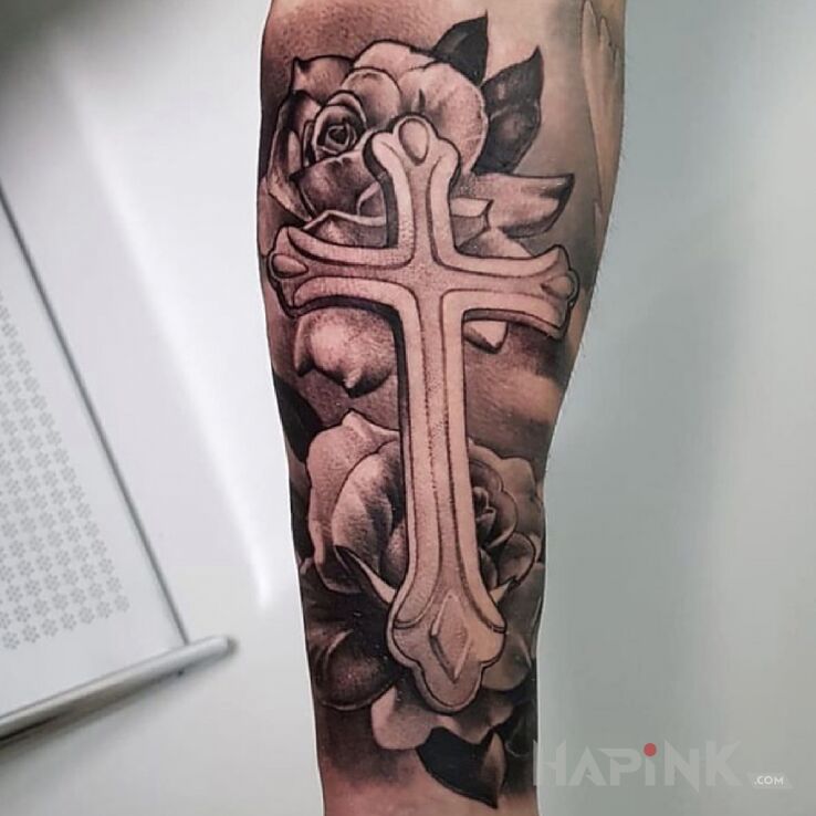 Tattoo Krzyż / Róże in religious motif and realistic style On the arm