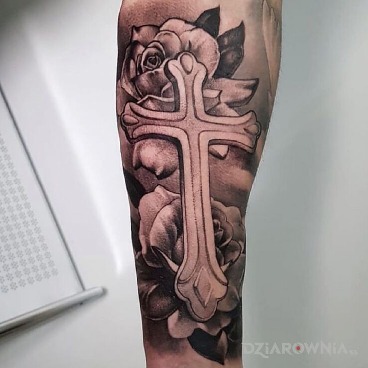 Tatuaż krzyż  róże w motywie kwiaty i stylu realistyczne na przedramieniu