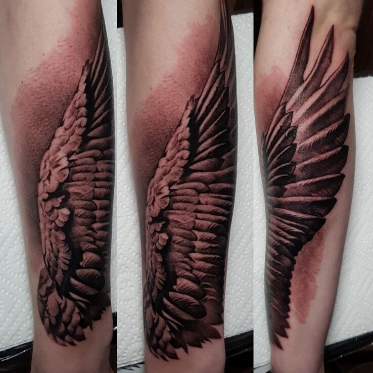 Tatuaż skrzydło w motywie czarno-szare i stylu realistyczne na ręce