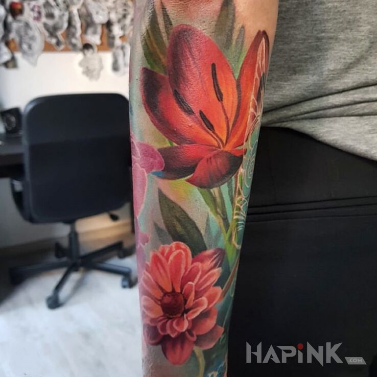 Tattoo Kwiaty / Maki in colorful motif and realistic style On the arm