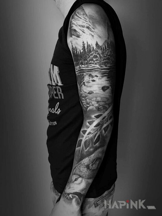 Tattoo Zew dzikiej natury in animals motif and realistic style On the arm