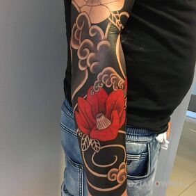 Tatuaż Hot black & red na ramieniu motyw: kwiaty styl: japońskie / irezumi