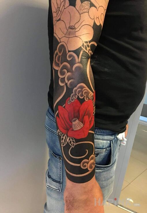 Tattoo Hot black & red in sleeves motif and japanese / irezumi style on the forearm