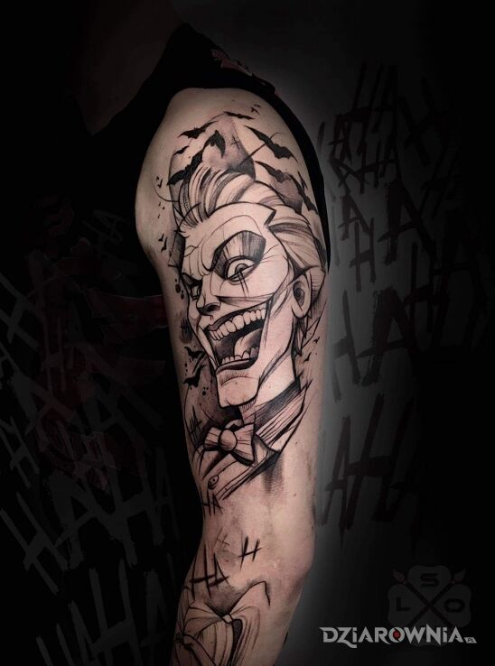 Tatuaż crazy joker w motywie mroczne na ramieniu
