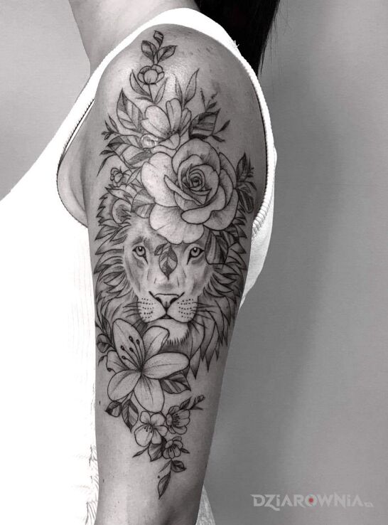 Tatuaż kobiecy lew w kwiatach w motywie zwierzęta na ramieniu