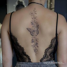 Tatuaż Motyl pośrodku pleców na plecach motyw: czarno-szare styl: realistyczne
