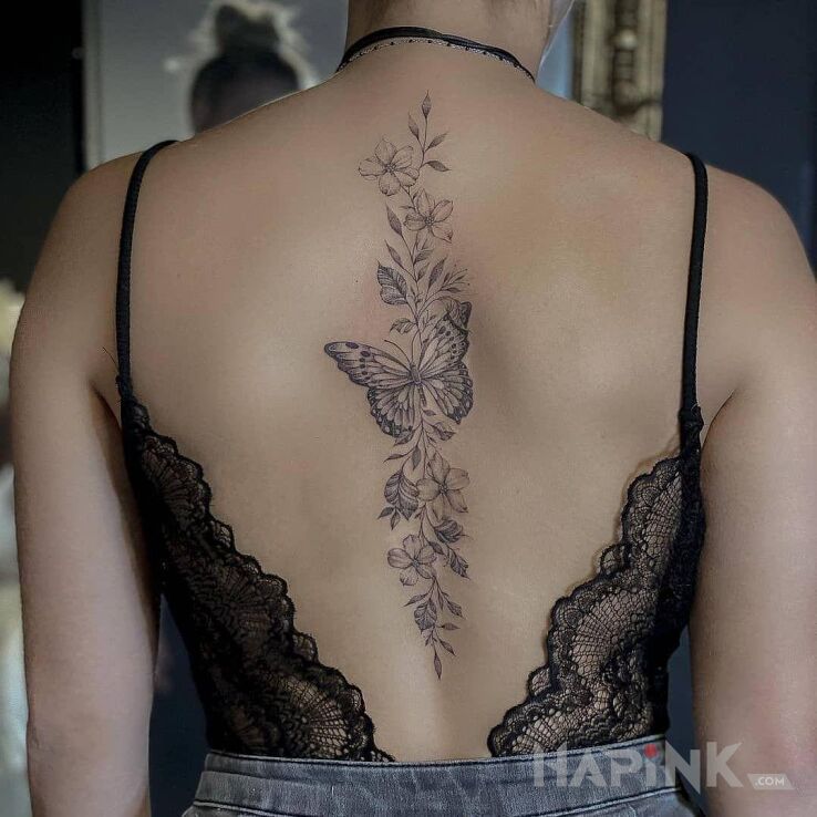 Tattoo Motyl pośrodku pleców in flowers motif and realistic style on the back