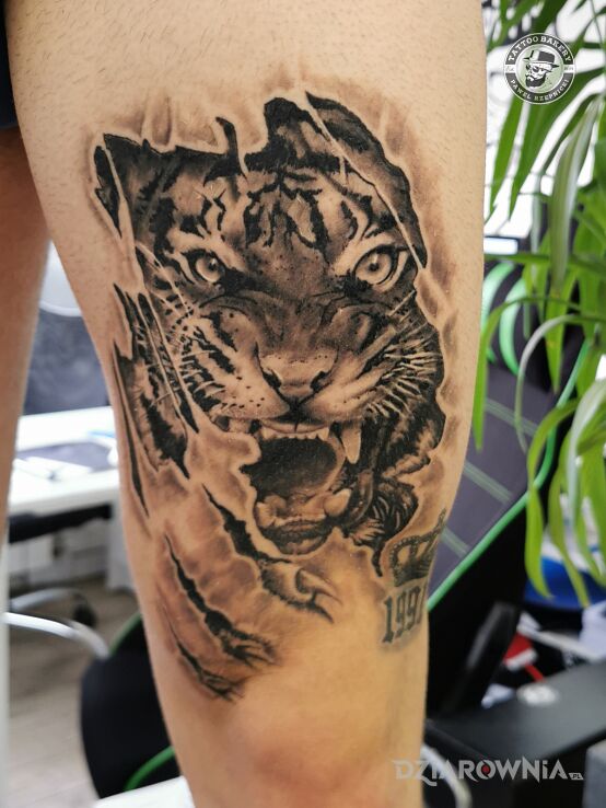 Tatuaż tygrys w motywie zwierzęta na udzie